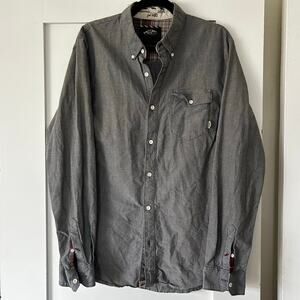 Men’s gray vans, button-down T-shirt with plaid trim